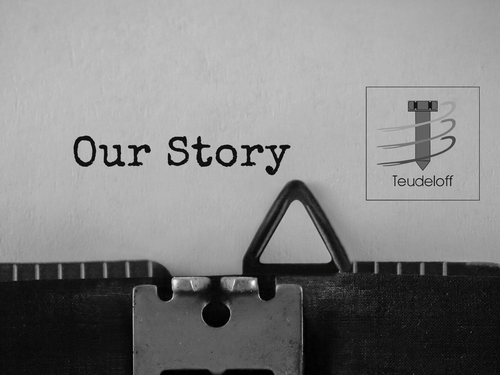 Our Story - alte Schreibmaschine schreibt auf Blatt mit Teudeloff Logo